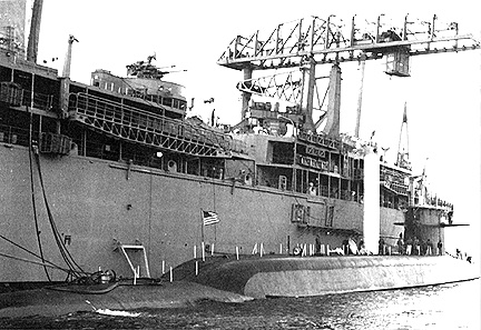 SSBN-610 alongside AS-31, 1963